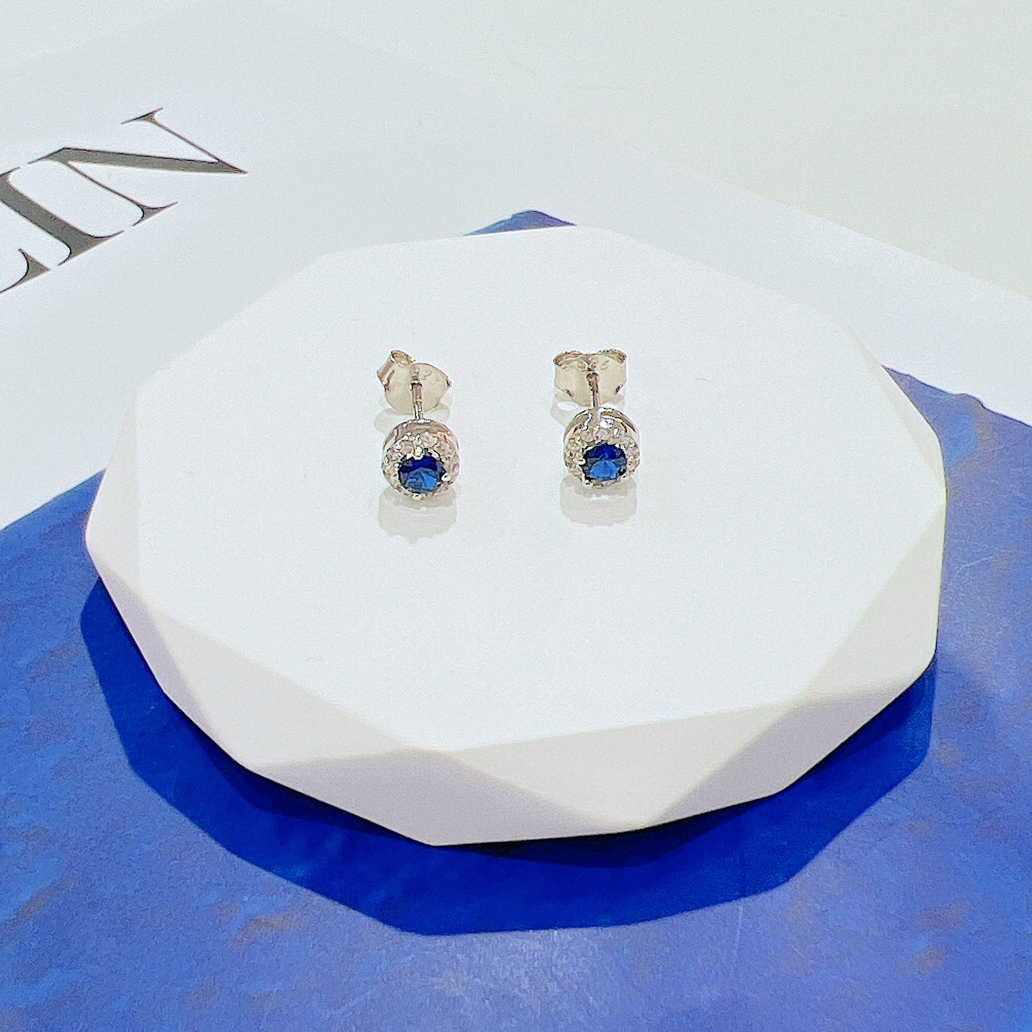 White  and sapphire zircon round shape  silver 925 earrings