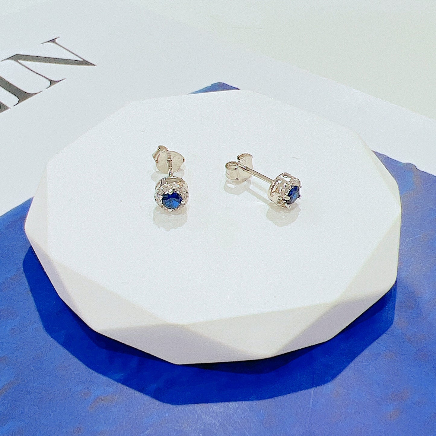 White  and sapphire zircon round shape  silver 925 earrings