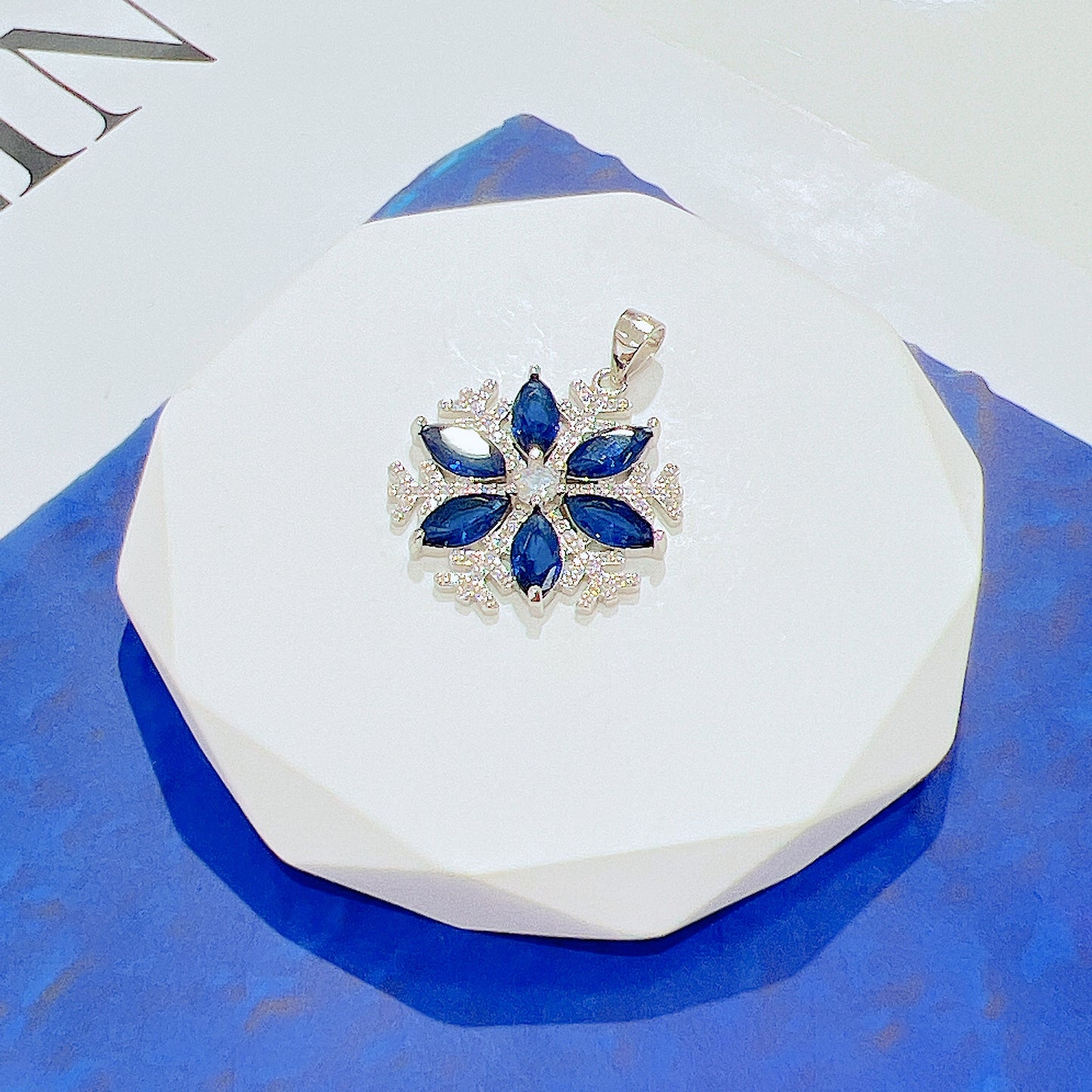 White  and sapphire zircon flower shape  silver 925 pendant